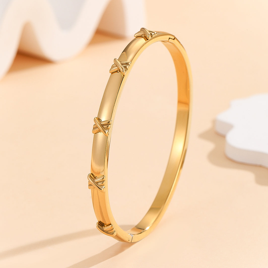 SHOPHUKSTORE® Harmony Filigree Gold Bangle